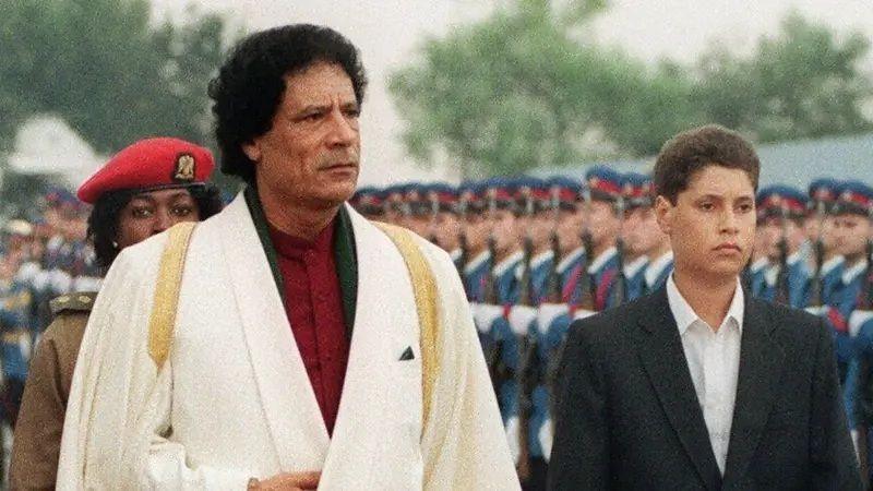 صورة تجمع سيف الإسلام القذافي مع والده في عام 1989 