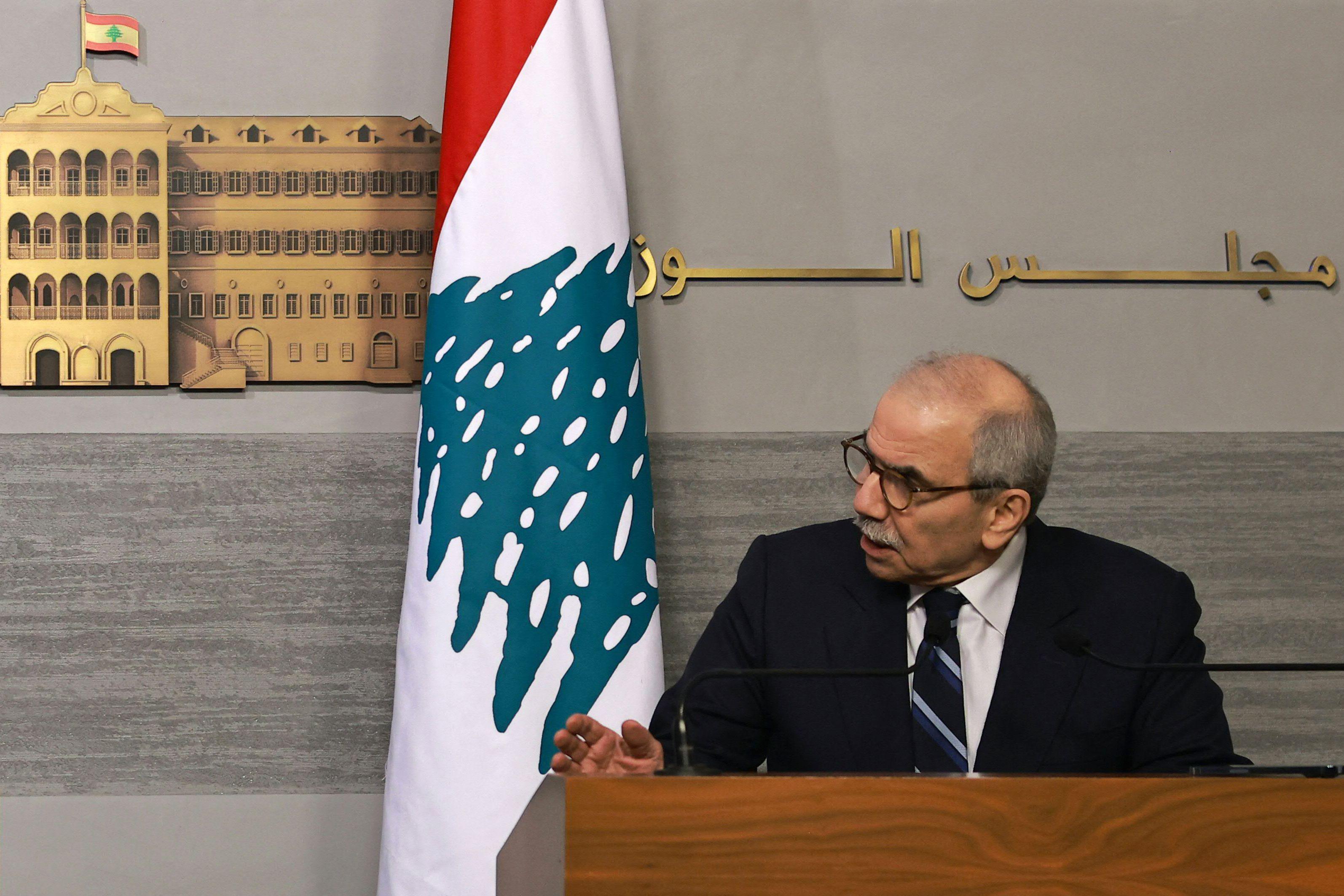 رئيس مجلس الوزراء اللبناني نواف سلام خلال القاءه كلمة من على منبر غرفة الصحافة في السراي الحكومي.