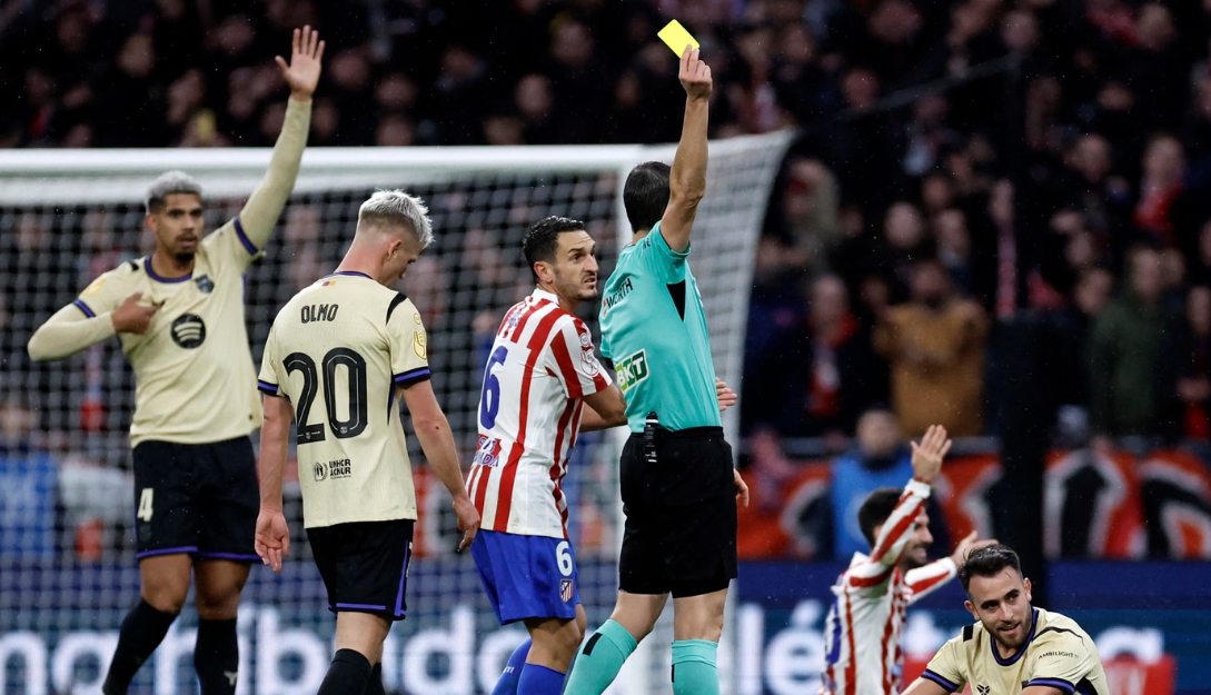 أول تحرك من برشلونة ضد حكام مباراة أتلتيكو مدريد 4 برشلونة