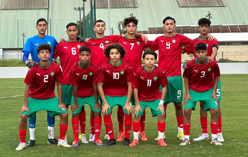 صدام قوي بين المنتخب المغربي u16 أمام الجزائر وتونس 2 تحتضن مدينتا مساكن والقلعة الكبرى بولاية سوسة التونسية، خلال الفترة الممتدة من 2 إلى 9 فبراير 2026، منافسات دورة اتحاد شمال إفريقيا لكرة القدم لمنتخبات أقل من 16 سنة، بمشاركة منتخبات تونس، المغرب، الجزائر وليبيا. وتأتي هذه البطولة الإقليمية في إطار البرنامج الإعدادي لمنتخبات المنطقة، استعدادًا للاستحقاقات القارية والدولية المقبلة، حيث ستُقام المنافسات بنظام ثلاث جولات، أيام 4 و6 و8 فبراير، بمعدل مباراتين في كل جولة، على أن تبلغ مدة كل مباراة 80 دقيقة. ويستهل المنتخب الوطني المغربي لأقل من 16 سنة مشاركته بمواجهة قوية أمام نظيره الجزائري، يوم 4 فبراير على الساعة 12:00 زوالًا، بملعب القلعة الكبرى، في مباراة تُعد اختبارًا جديًا لأشبال الأطلس أمام خصم تقليدي. وسيواصل المنتخب المغربي مشواره بملاقاة منتخب ليبيا يوم 6 فبراير بملعب مساكن، قبل أن يختتم مشاركته في الدورة بمواجهة مرتقبة أمام المنتخب التونسي يوم 8 فبراير. وتعوّل النخبة الوطنية على هذه الدورة للوقوف على مدى جاهزية اللاعبين، ومنح الطاقم التقني فرصة تقييم الأداء الفردي والجماعي، في أفق بناء منتخب تنافسي قادر على تمثيل كرة القدم المغربية قارّيًا خلال السنوات المقبلة. وعلى هامش المنافسات، سيُعقد الاجتماع الفني للدورة يوم 3 فبراير على الساعة الرابعة بعد الزوال، بحضور ممثلي المنتخبات المشاركة واللجنة المنظمة. ومن جهة أخرى، سيحضر التحكيم المغربي في هذه الدورة، عبر مشاركة الحكام يونس لوديني، محمد احساين، ومجاهد عبد العاطي، في تأكيد جديد على الثقة التي تحظى بها الكفاءات التحكيمية الوطنية على المستوى الجهوي. المنتخب المغربي u16
