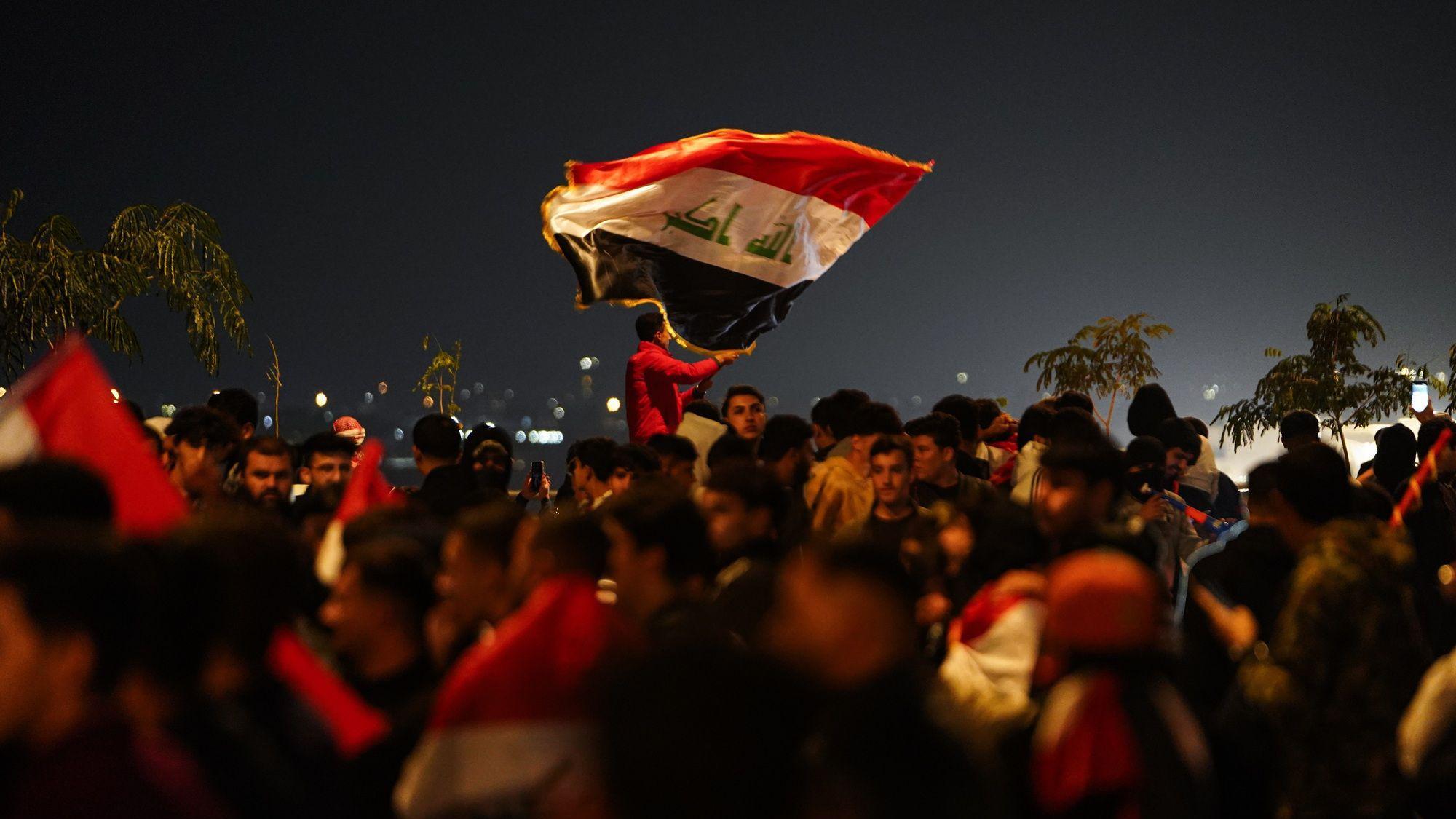 شاب عراقي يلوّح بالعلم وسط احتفالات الجماهير بتأهل العراق إلى الملحق الدولي المؤهل لكأس العالم 2026 . فاز العراق على الإمارات العربية المتحدة بنتيجة 2-1 على ملعب البصرة الدولي في مباراة الإياب من الدور النهائي للتصفيات الآسيوية المؤهلة لكأس العالم. 