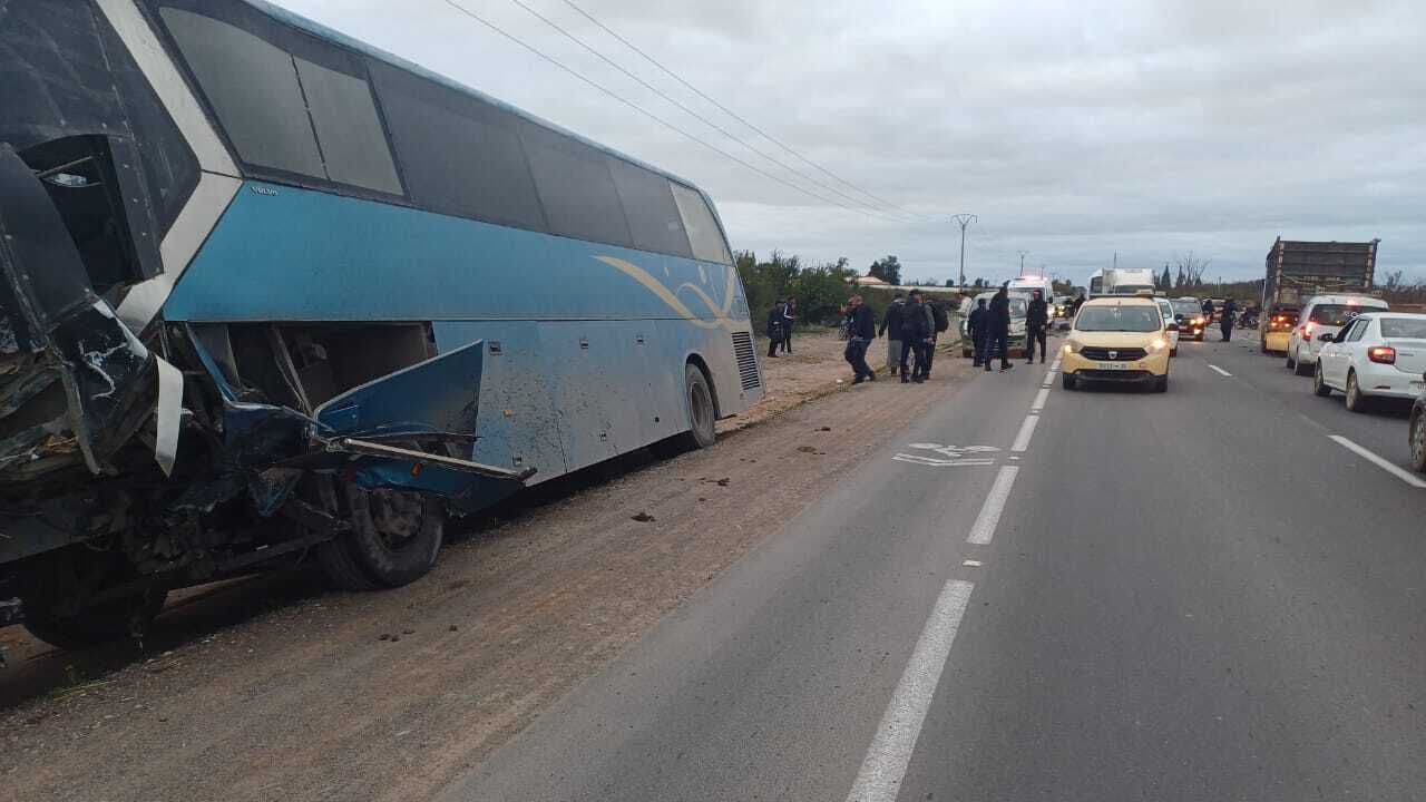 مراكش.. حادثة سير بين حافلة لنقل موظفي سجن الأوداية وسيارة خفيفة