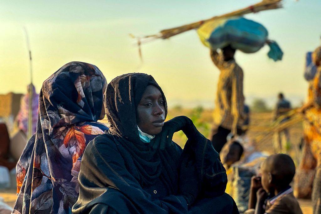 امرأة نازحة تستريح في مدينة الطويلة، بمنطقة دارفور غرب البلاد التي مزقتها الحرب، في 28 أكتوبر/تشرين الأول 2025، بعد فرارها من مدينة الفاشر إثر سقوطها في يد قوات الدعم السريع. 