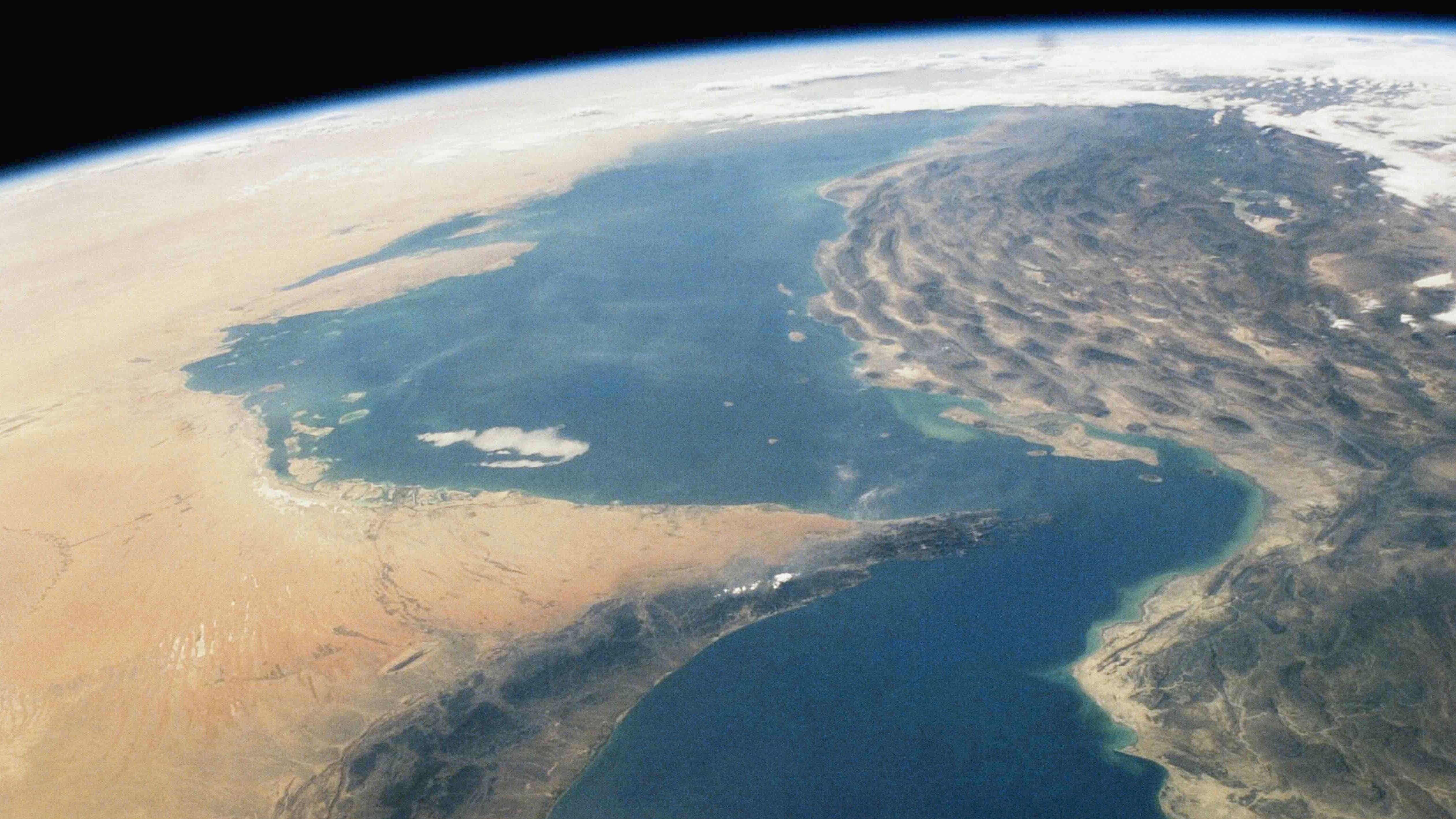 صورة بالقمر الصناعي لمضيق هرمز، بين الخليج العربي وخليج عمان 