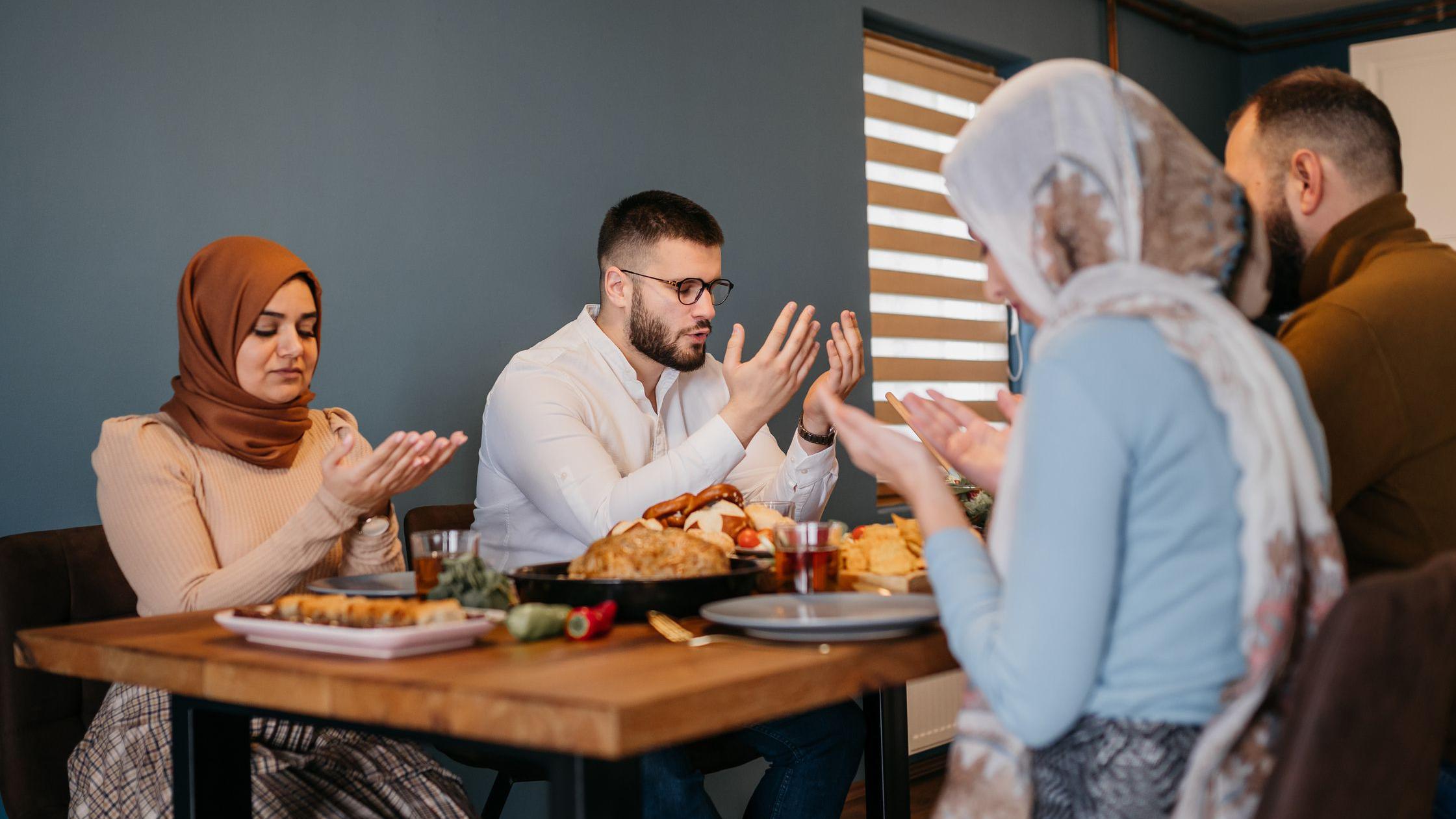 عائلة مسلمة على مائدة الإفطار 