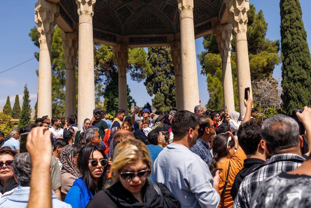 صورة تعود لـ 20 مارس 2025 لحشد كبير من الإيرانيين في مدينة شيراز الإيرانية عند ضريح حافظ، الشاعر الفارسي الذي عاش في القرن الرابع عشر، للاحتفال بعيد النوروز  ورأس السنة الفارسية 