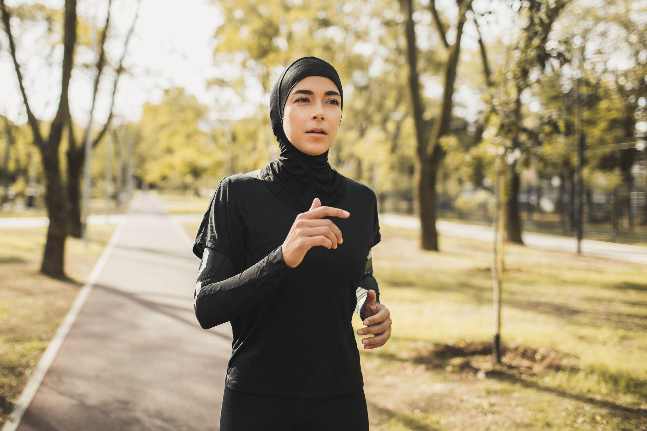 شابة تمارس رياضة الجري في الهواء الطلق.