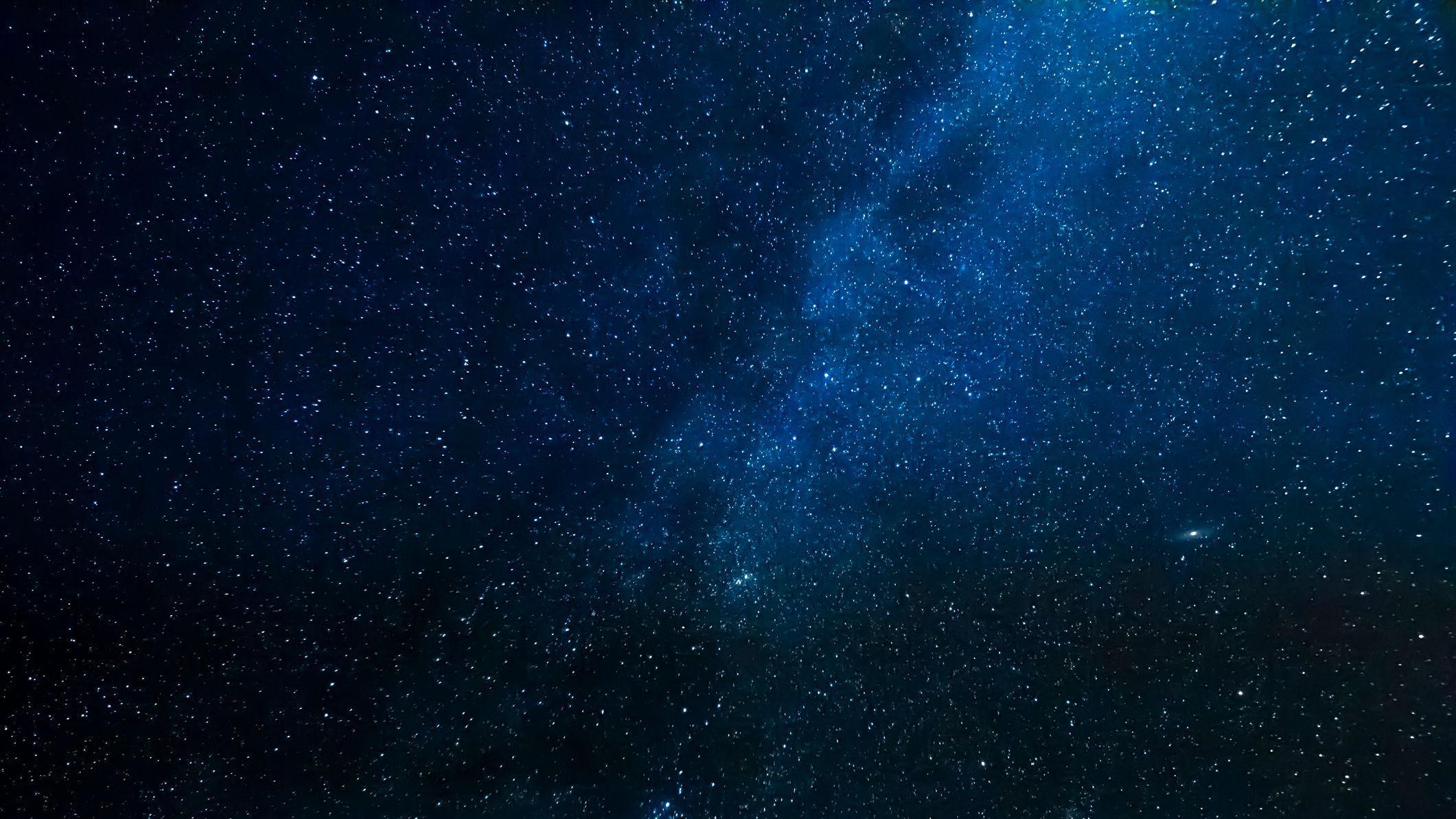 صورة لسماء مظلمة مليئة بالنجوم، بألوان منتصف الليل والأزرق الكهربائي. 