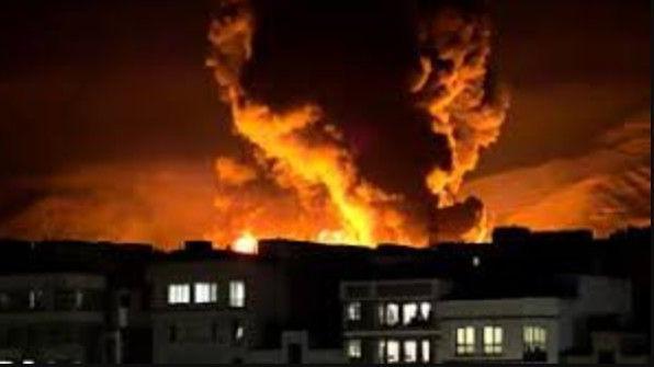 نيران في خلفية مبان ذات نوافذ مضاءة 