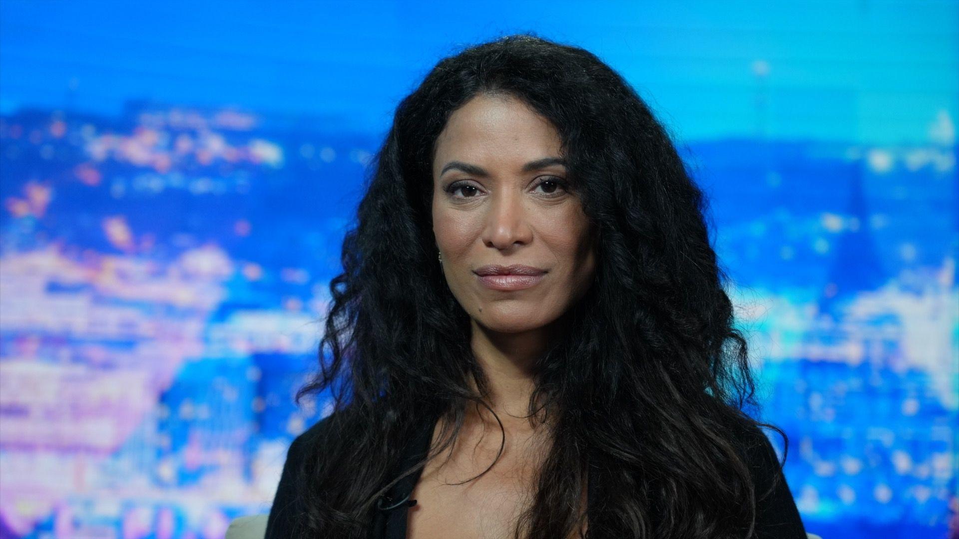 تظهر ليزا فيليبس بشعر أسود مموّج، وهي تنظر مباشرة إلى الأمام، وترتدي قميصاً أسود، فيما تبدو خلفها خلفية لمدينة بألوان زرقاء وبنفسجية.