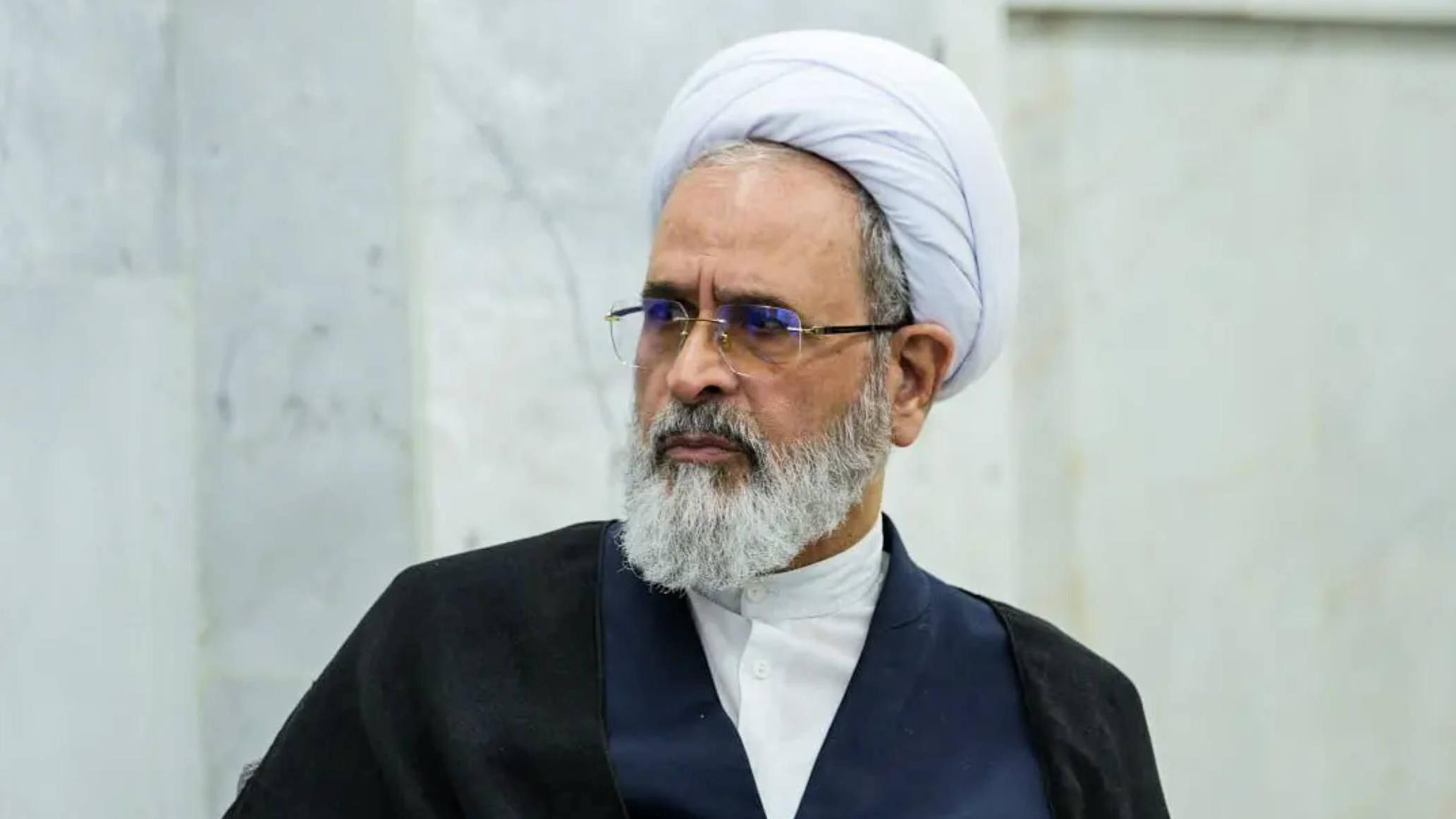 رجل الدين الإيراني علي رضا أعرافي بالعمامة والعباءة