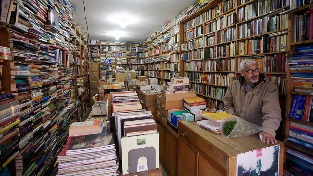 الرباط تزخر بالعديد من المكتبات المستقلة، وكثير منها يبيع كتباً باللغة الإنجليزية