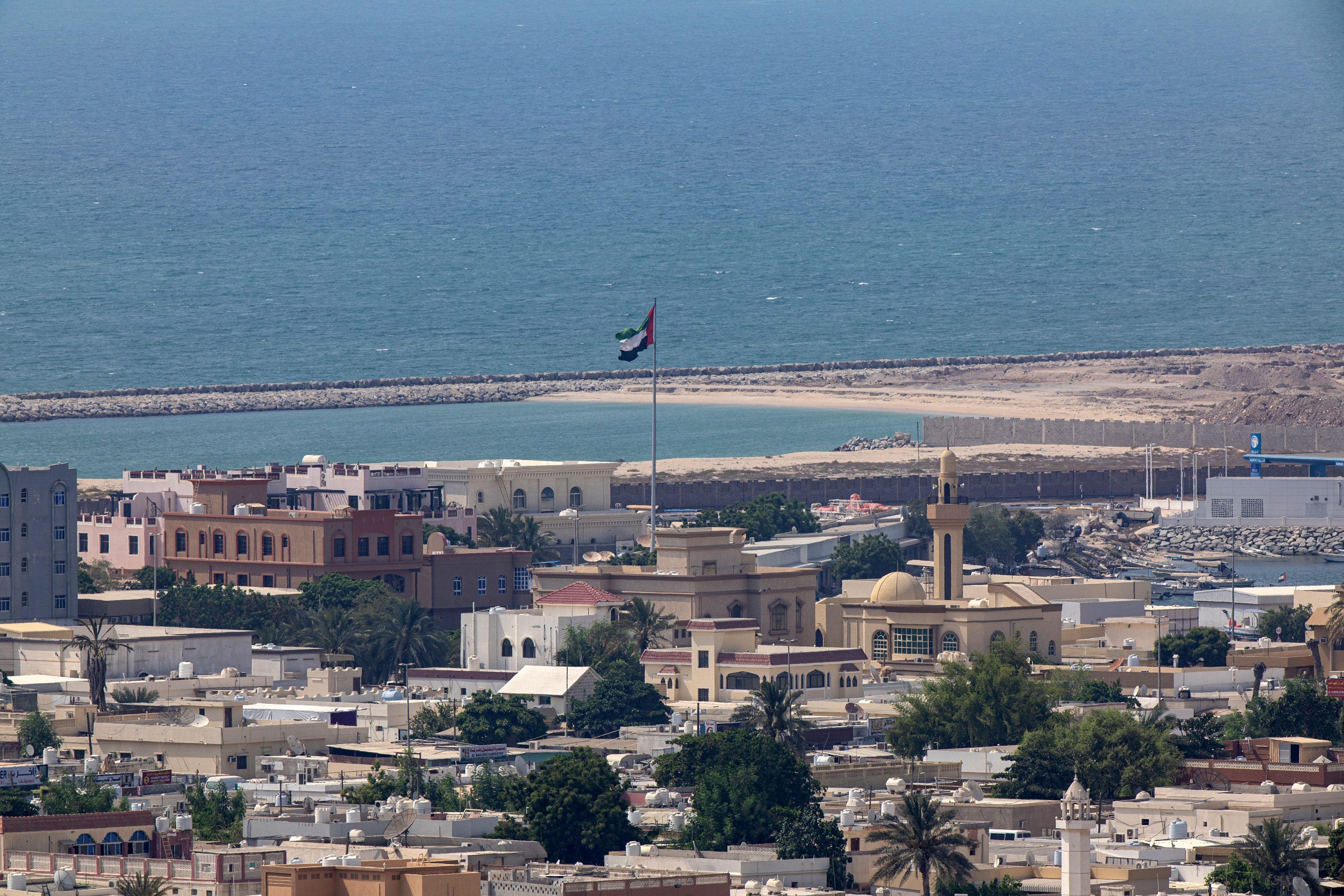 صورة أقمار صناعية تُظهر الساحل الإيراني وعدداً من الجزر ذات الأهمية الاستراتيجية في الخليج، بينها أبو موسى وطنب الكبرى وطنب الصغرى وقشم وخرج. وتقع بعض هذه الجزر قرب مضيق هرمز>” src=”https://staticalayam24.mcdn.ma/uploads/2026/04/afe3aae0-2dc0-11f1-a79a-77e93010d956.jpg” width=”3162″ height=”2108″>Getty Images</p>
<p>بدأت اللحظة المؤسسة للنزاع بصيغته الحالية عام 1971، بعد انسحاب القوات البريطانية من الخليج. عندها بسطت إيران سيطرتها على طنب الكبرى وطنب الصغرى وعلى جزء من أبو موسى، ثم عززت لاحقاً سيطرتها على أبو موسى كاملة تقريباً من الناحية العملية، فيما بقيت مسألة السيادة موضع خلاف.</p>
<p>ثمة مذكرة تفاهم عام 1971 بين إيران وحاكم الشارقة بشأن أبو موسى، نصّت عملياً على إدارة الجانبين لأجزاء مختلفة من الجزيرة، من دون حسم مسألة السيادة. وهذه نقطة جوهرية، لأنها تفسّر لماذا يختلف وضع أبو موسى قانونياً وسياسياً، في السردية التاريخية، عن وضع طنب الكبرى وطنب الصغرى.</p>
<ul>
<li>أمن المياه في الخليج: خاصرة رخوة في الحرب مع إيران</li>
<li>كيف يمكن أن يؤثر إغلاق هرمز على الغذاء والأدوية والهواتف الذكية؟</li>
</ul>
<p>أما الإمارات، التي قامت دولتها الاتحادية في العام نفسه، فتقول إن الجزر كانت تُدار قبل السيطرة الإيرانية من مشيخات أصبحت لاحقاً جزءاً من دولة الإمارات، وبالتالي ورثت الدولة الجديدة حق السيادة عليها. في المقابل، تقول إيران إن سيادتها على الجزر تستند إلى حقوق تاريخية، وإن الجزر جزء من أراضيها الوطنية. وهذا التباين في أصل الملكية هو جوهر النزاع حتى اليوم.</p>
<p>ماذا تقول الإمارات؟ <img loading=