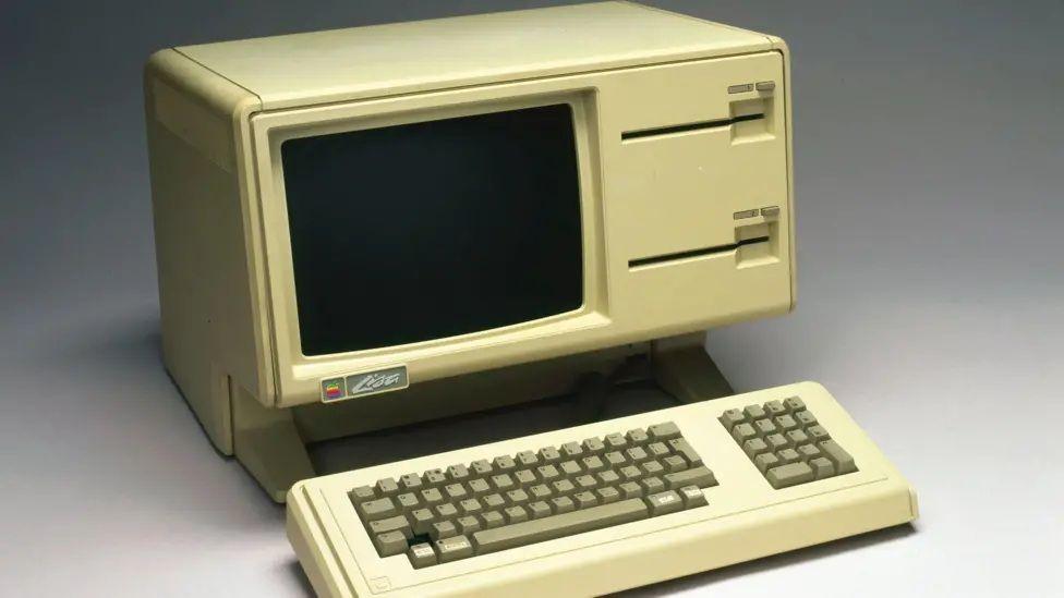 تم إطلاق جهاز آبل ليزا في عام 1983 بسعر يقارب 10 آلاف دولار
