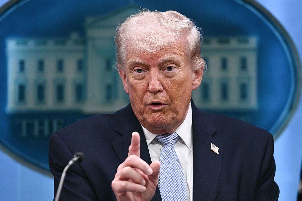 تحدث الرئيس الأمريكي دونالد ترامب عن الصراع في إيران في غرفة جيمس إس. برادي للصحافة بالبيت الأبيض في 6 أبريل/نيسان 2026، في العاصمة واشنطن. 