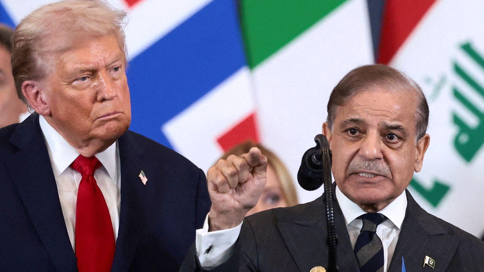 ينظر الرئيس الأميركي دونالد ترامب إلى رئيس الوزراء الباكستاني شهباز شريف خلال قمة لقادة العالم لبحث إنهاء الحرب في غزة، في شرم الشيخ بمصر، في 13 أكتوبر/تشرين الأول 2025.