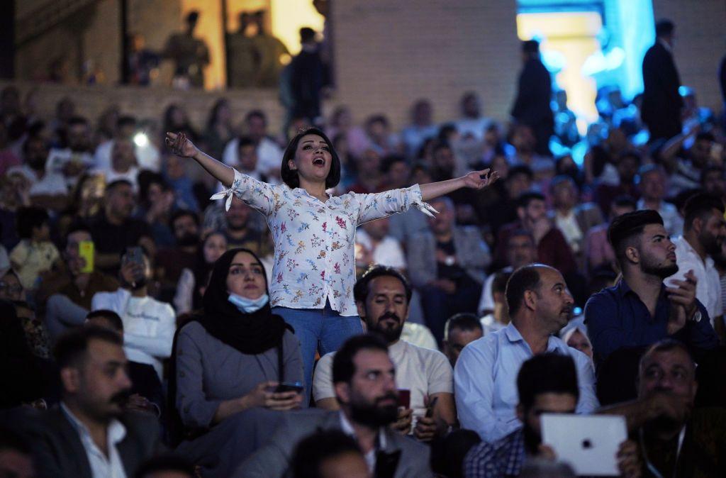 الجمهور يتفاعل مع هاني شاكر أثناء مشاركته في افتتاح مهرجان بابل الدولي في مدينة بابل الأثرية في العراق في 28 أكتوبر2021