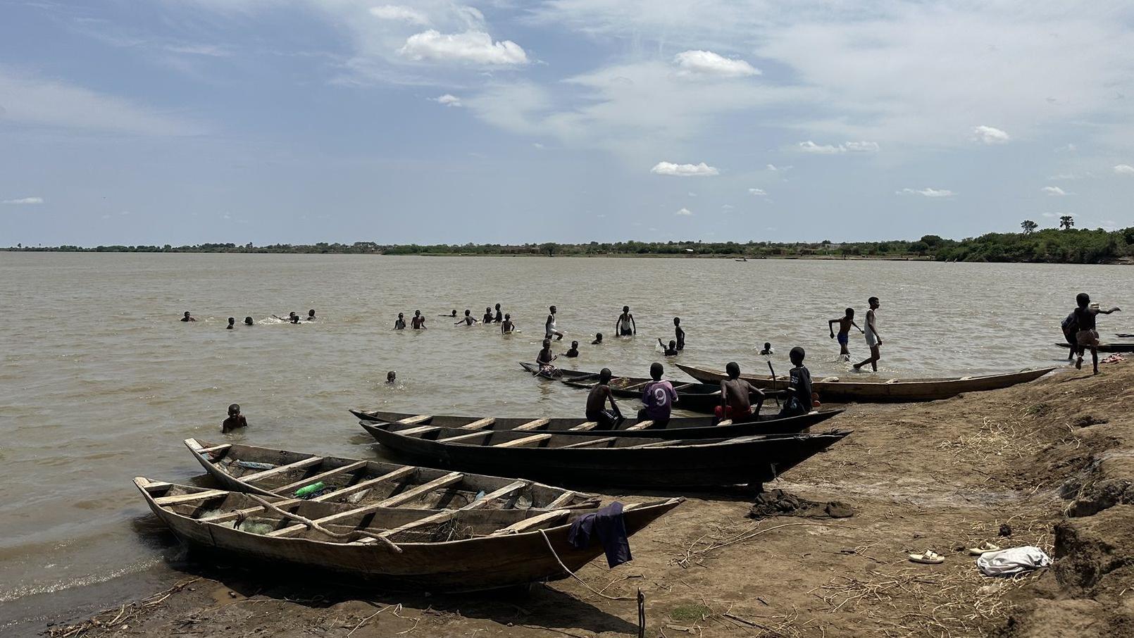 سودانيون يقضون وقتاً للترويح عن أنفسهم بينما تستمر الحياة اليومية على ضفاف النيل الأزرق في سنار، السودان، في 6 يوليو/تموز 2023.
