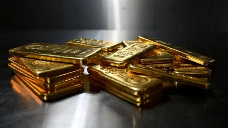 الذهب يتراجع وسط ترقب المستثمرين لمحضر اجتماع مجلس الاحتياطي الاتحادي
