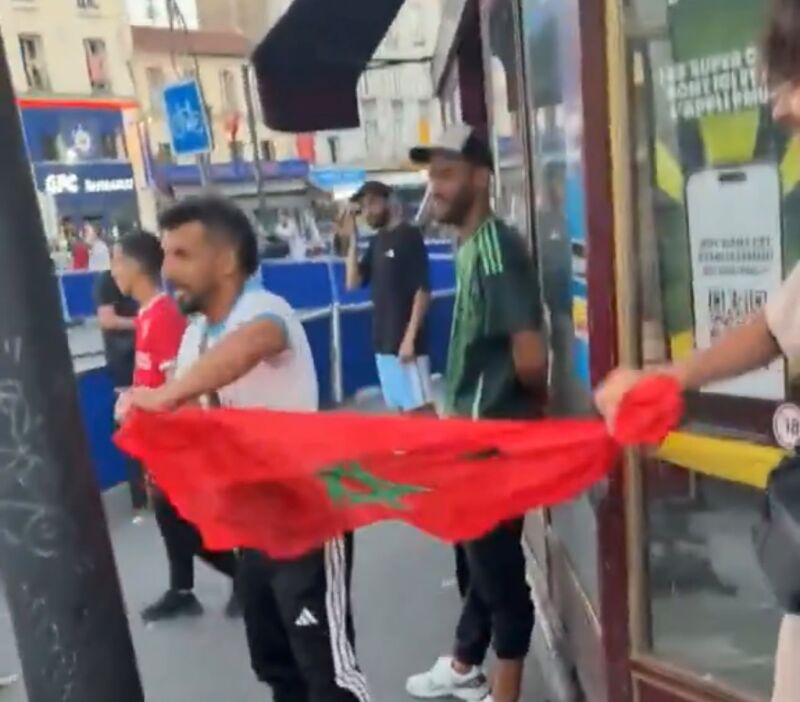 تدنيس العلم المغربي في فرنسا يجرّ المتورطين الجزائريين إلى القضاء.. والسفارة تتحرك فوراً