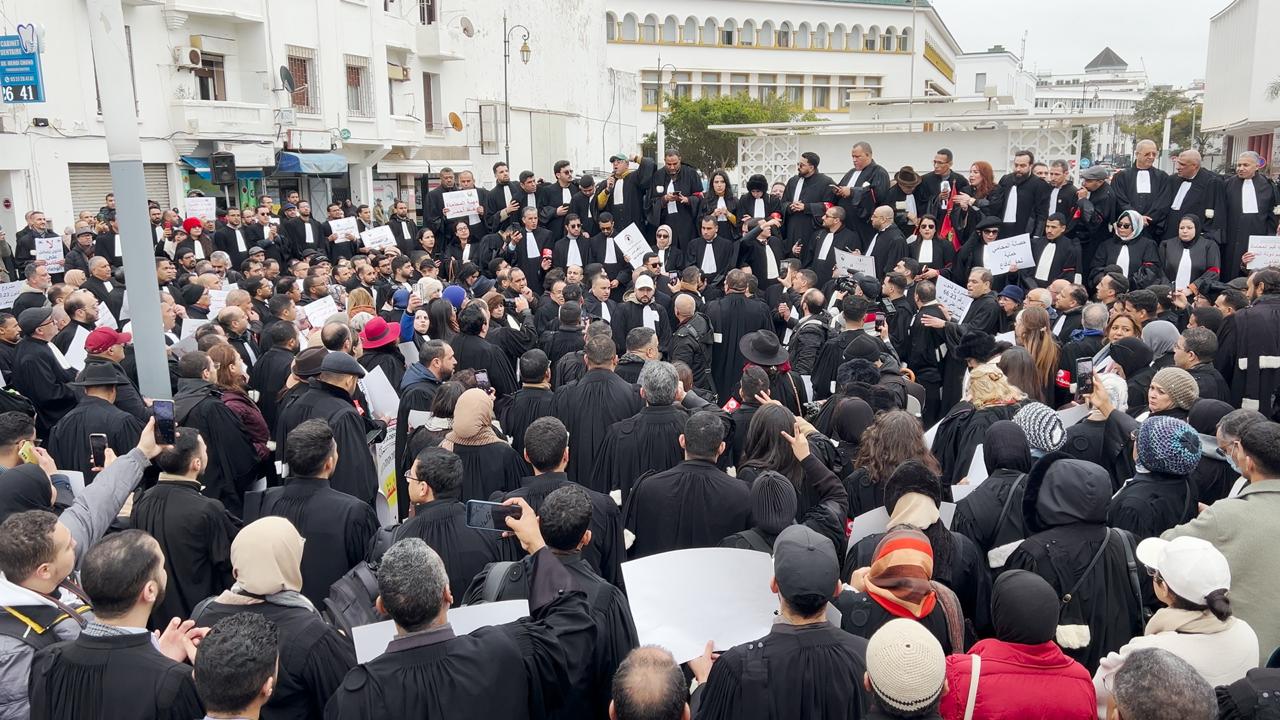 جمعية هيئات المحامين بالمغرب تنقل الاحتجاجات إلى الجهات وتلوح بالترافع الدولي