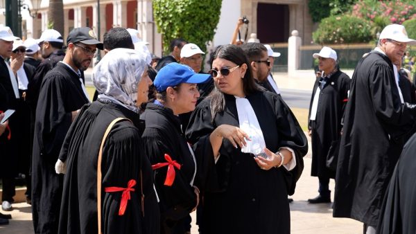 صحاب الكسوة الكحلة فاعتصام مفتوح أمام البرلمان.. ومحامين: معركة الدفاع عن “الحصانة والاستقلالية” مستمرة