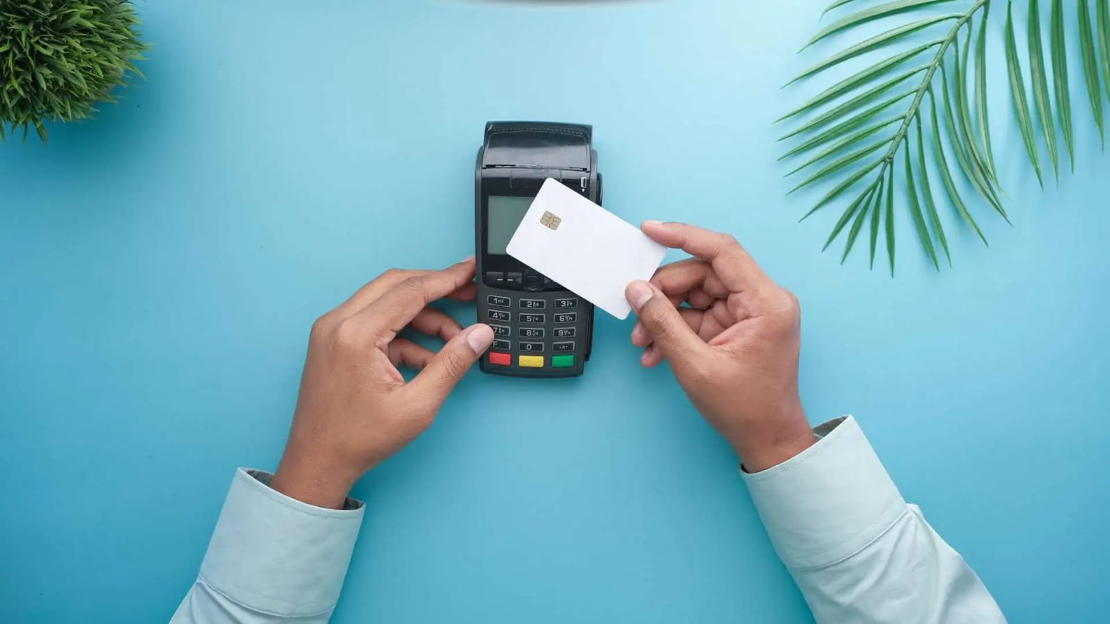 بنك المغرب يخفض كلفة الأداء بالبطاقة.. سقف الرسوم يتراجع إلى 0,5% و0,15% لدى تجار القرب