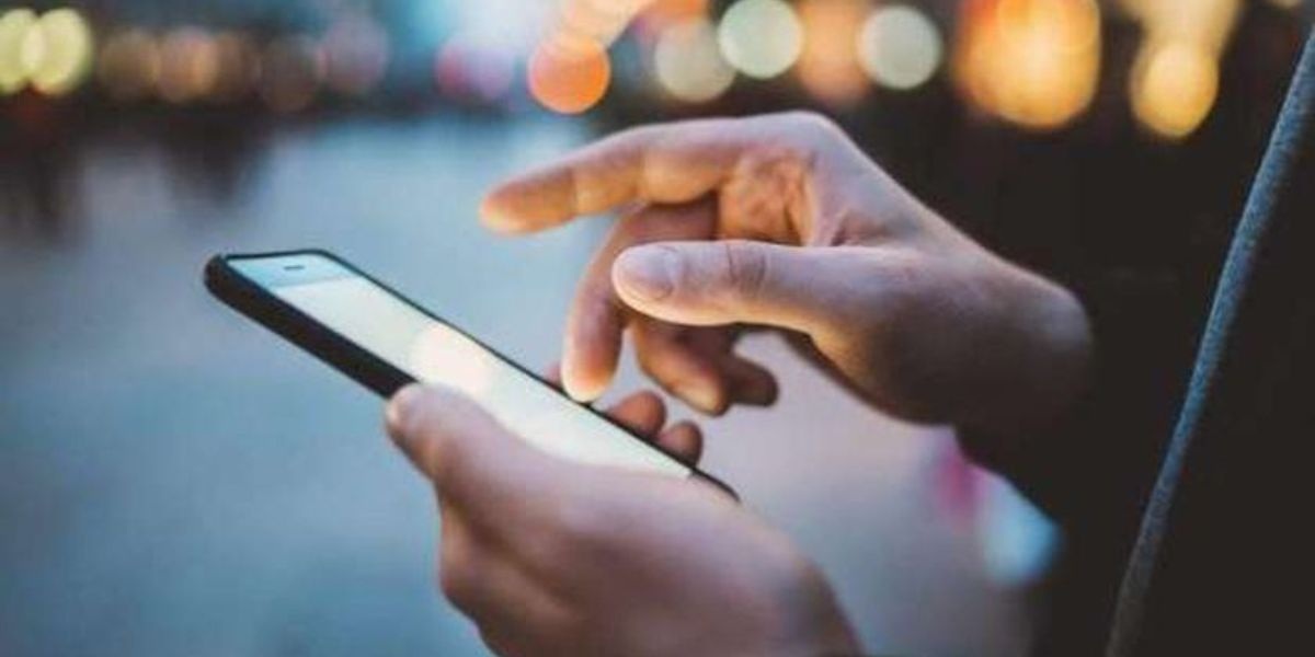 دولة أوروبية تعتزم حظر الهواتف الذكية في المدارس